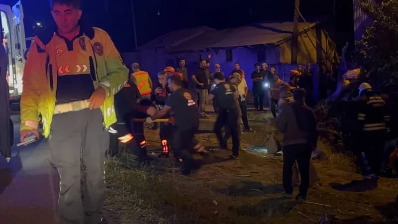Erzincan-Erzurum kara yolunda takla atan otomobil ve olay yerine gelen sağlık ekipleri