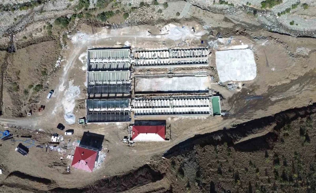 Erzincan Sakaltutan bölgesinde somon ve alabalık yetiştiriciliği yapılan su tesisleri