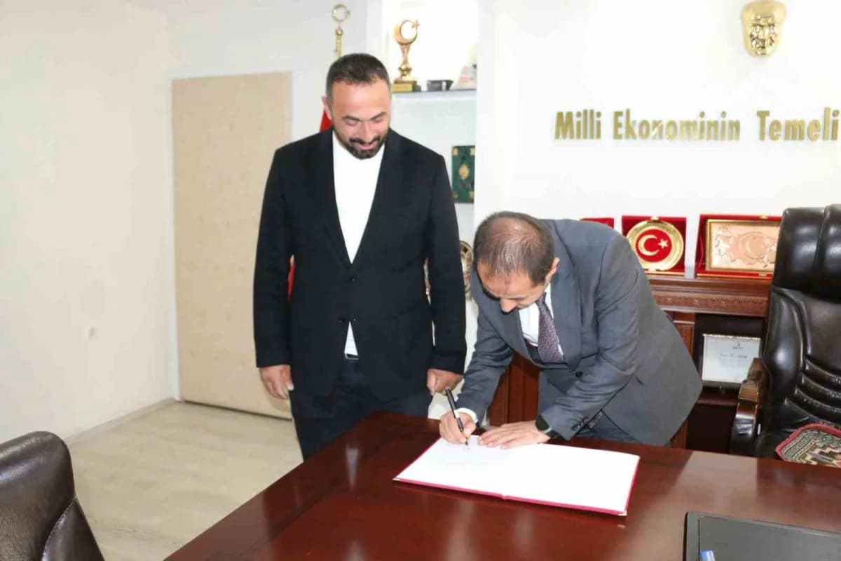 Erzincan’da hibe almaya hak kazanan üreticiler, İl Tarım ve Orman Müdürü Alper Koçaker ile hibe sözleşmelerini imzaladı