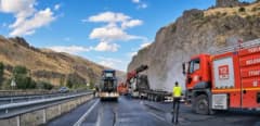 Erzincan-Erzurum kara yolunda hayvan yemi yüklü tırın yangın sonrası kullanılamaz hale gelmesi