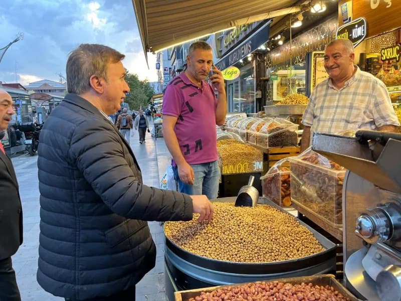 Erzincan Valisi Hamza Aydoğdu vatandaşlar ve esnafla bir arada sohbet ediyor