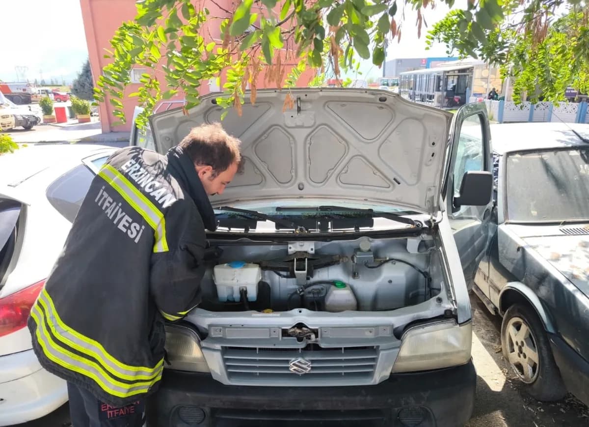 Erzincan’da araç motorunda mahsur kalan yavru kedi kurtarıldı