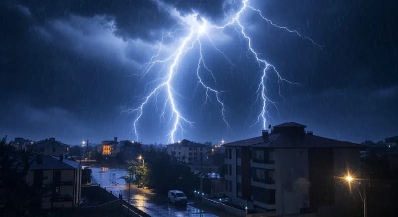 Erzincan’da geceyi şimşekler aydınlattı