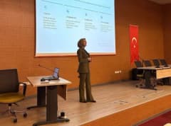 Erzurum’da aile hekimlerine intiharı önleme ve ruh sağlığı destek eğitimi sırasında eğitim alan doktorlar