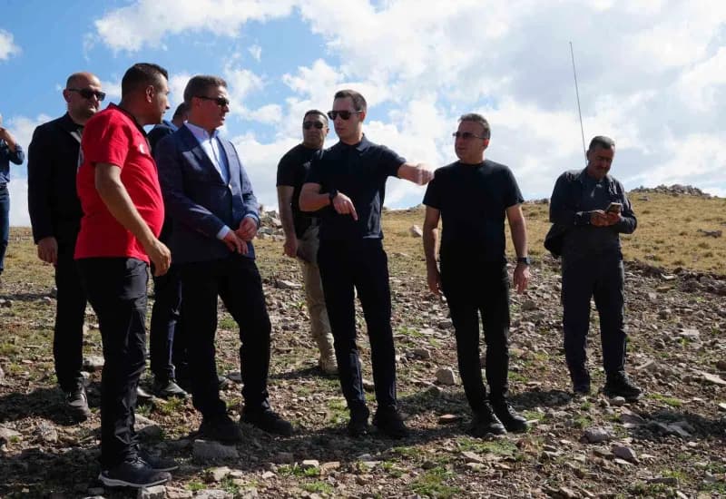 Erzurum Valisi Aydun Baruş, Macera Off-road Arama ve Kurtarma Kulübü üyeleriyle birlikte 2 bin 453 Rakımlı Çobandede Dağ