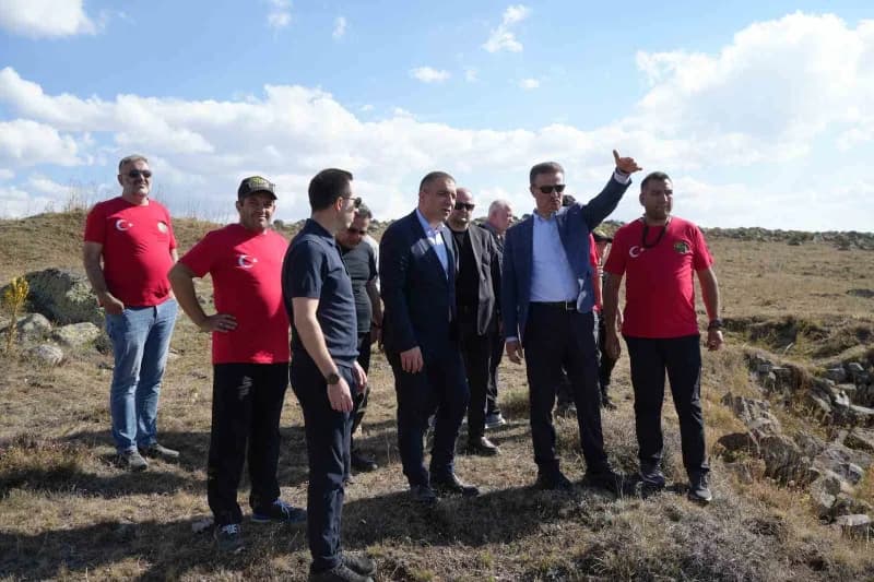 Erzurum Valisi Aydun Baruş, Macera Off-road Arama ve Kurtarma Kulübü üyeleriyle birlikte 2 bin 453 Rakımlı Çobandede Dağ