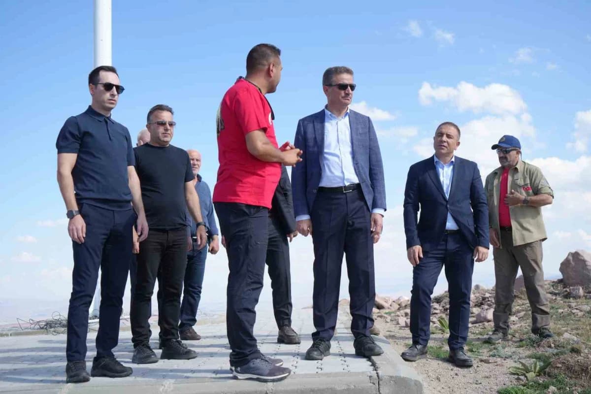 Erzurum Valisi Aydun Baruş, Macera Off-road Arama ve Kurtarma Kulübü üyeleriyle birlikte 2 bin 453 Rakımlı Çobandede Dağ