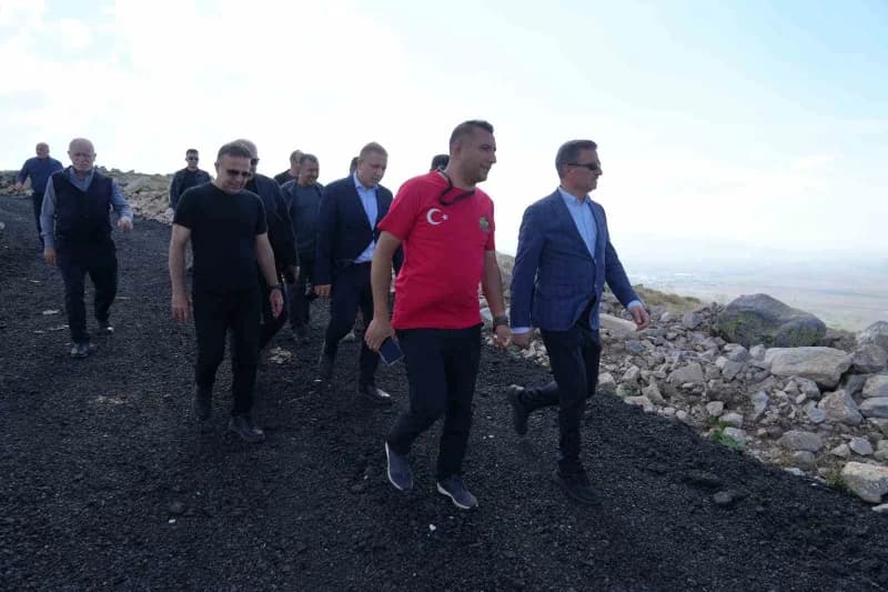 Erzurum Valisi Aydun Baruş, Macera Off-road Arama ve Kurtarma Kulübü üyeleriyle birlikte 2 bin 453 Rakımlı Çobandede Dağ