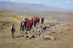 Erzurum Valisi Aydun Baruş ve Macera Off-Road Kulübü üyeleri Çobandede Dağı Bayrak Tepe'de tabya incelemesi yapıyor