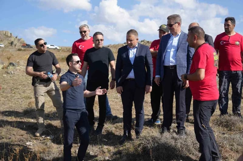 Erzurum Valisi Aydun Baruş, Macera Off-road Arama ve Kurtarma Kulübü üyeleriyle birlikte 2 bin 453 Rakımlı Çobandede Dağ