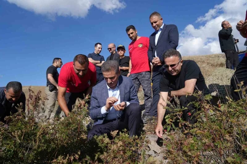 Erzurum Valisi Aydun Baruş, Macera Off-road Arama ve Kurtarma Kulübü üyeleriyle birlikte 2 bin 453 Rakımlı Çobandede Dağ