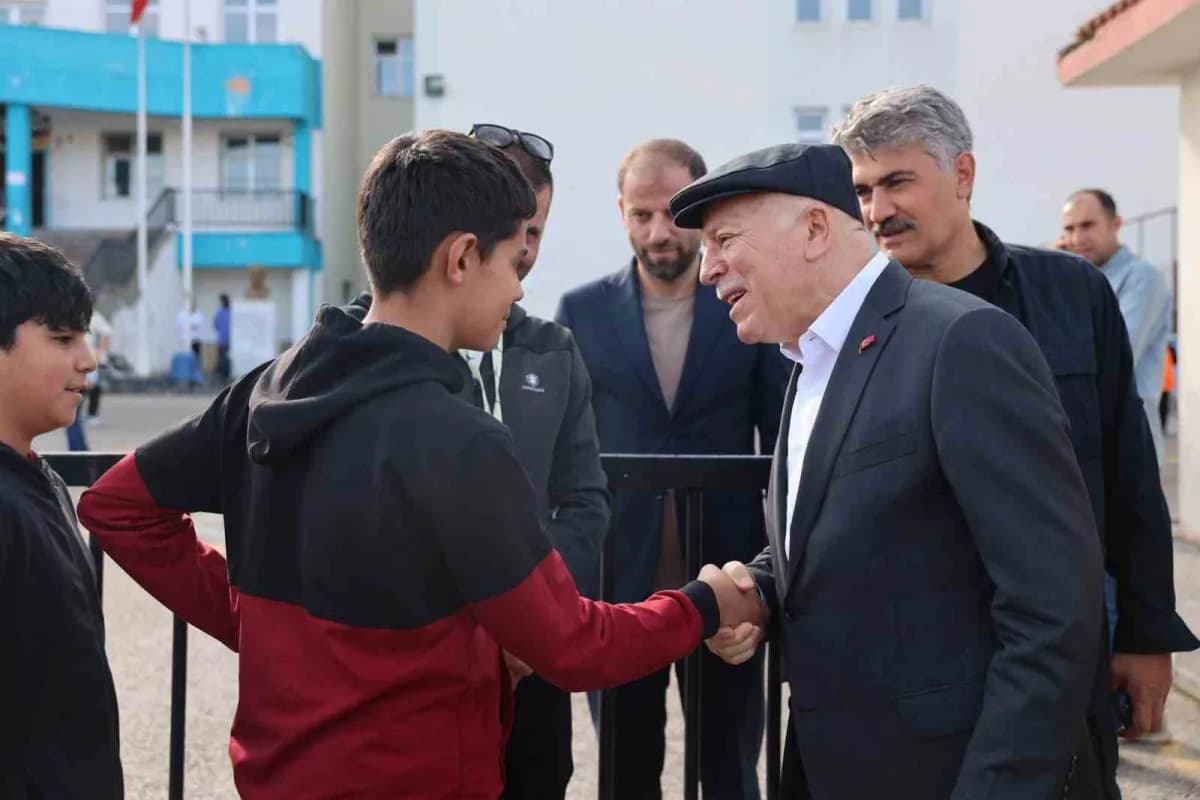 Erzurum Büyükşehir Belediye Başkanı Mehmet Sekmen, şehir genelinde yürütülen eğitim ve ibadet yatırımlarını yerinde ince
