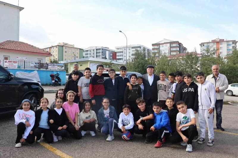 Erzurum Büyükşehir Belediye Başkanı Mehmet Sekmen, şehir genelinde yürütülen eğitim ve ibadet yatırımlarını yerinde ince