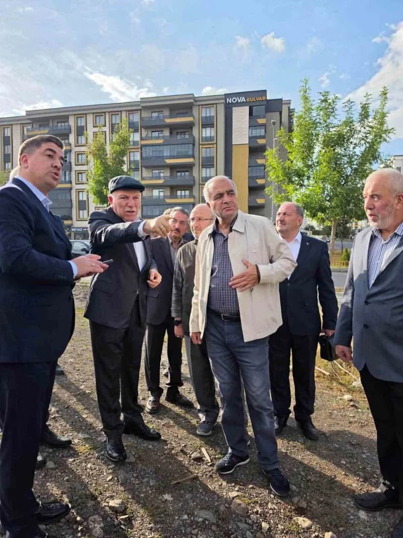 Erzurum Büyükşehir Belediye Başkanı Mehmet Sekmen, şehir genelinde yürütülen eğitim ve ibadet yatırımlarını yerinde ince