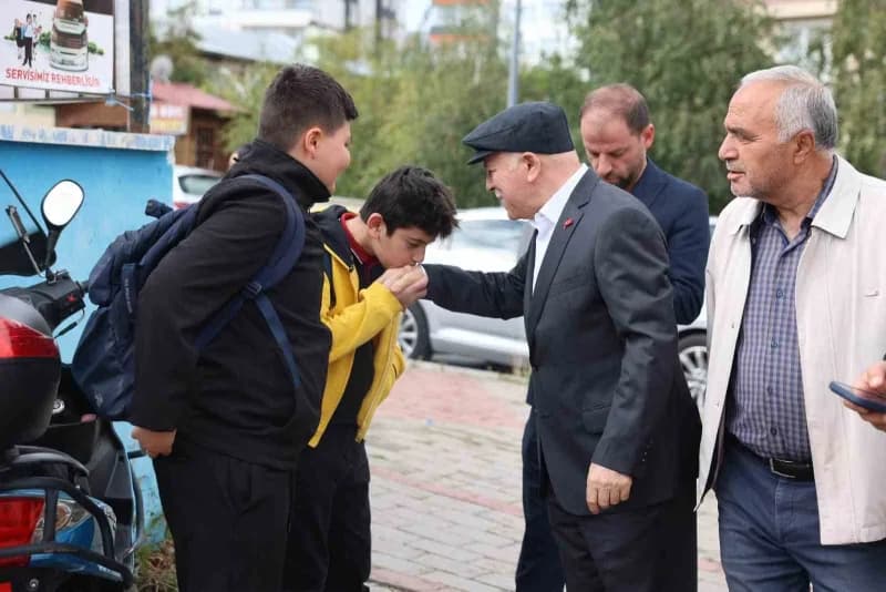 Erzurum Büyükşehir Belediye Başkanı Mehmet Sekmen, TOKİ Ortaokulu ve Murat Ellik Bulvarı'nda inceleme yaparken