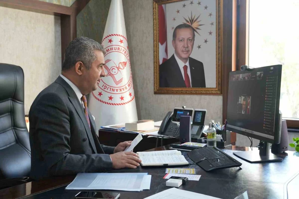 Erzurum İl Millî Eğitim Müdürü Süleyman Ekici başkanlığında çevrimiçi eğitim değerlendirme toplantısı