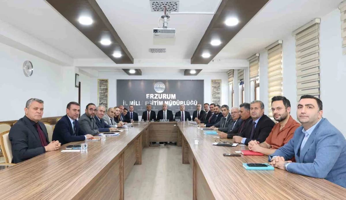 Erzurum İl Millî Eğitim Müdürlüğü toplantı salonunda eğitim değerlendirme toplantısı yapılıyor