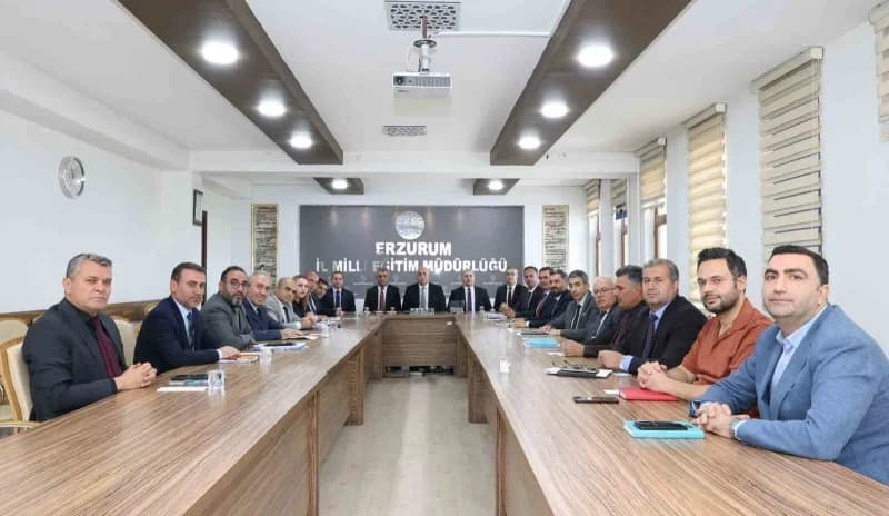 Erzurum İl Millî Eğitim Müdürlüğü toplantı salonunda eğitim değerlendirme toplantısı yapılıyor