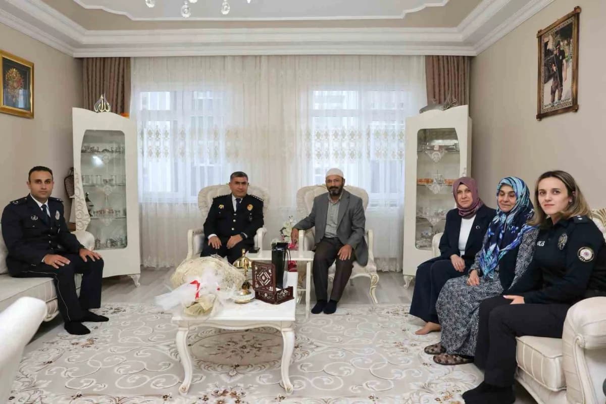 Erzurum İl Emniyet Müdürü Mahmut Ay, şehit olan Polis Memuru Kubilay Karaman’ın ailesini ziyaret etti. Ayrıca göreve baş