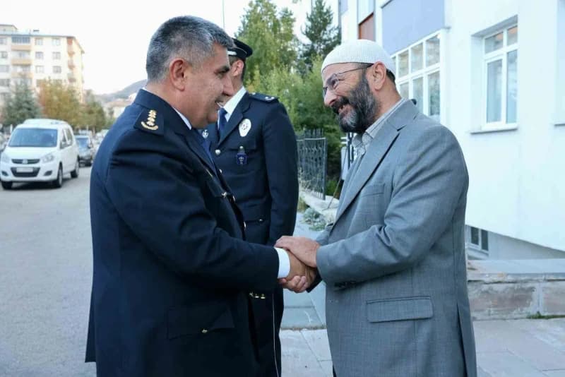 Erzurum İl Emniyet Müdürü Mahmut Ay, şehit olan Polis Memuru Kubilay Karaman’ın ailesini ziyaret etti. Ayrıca göreve baş