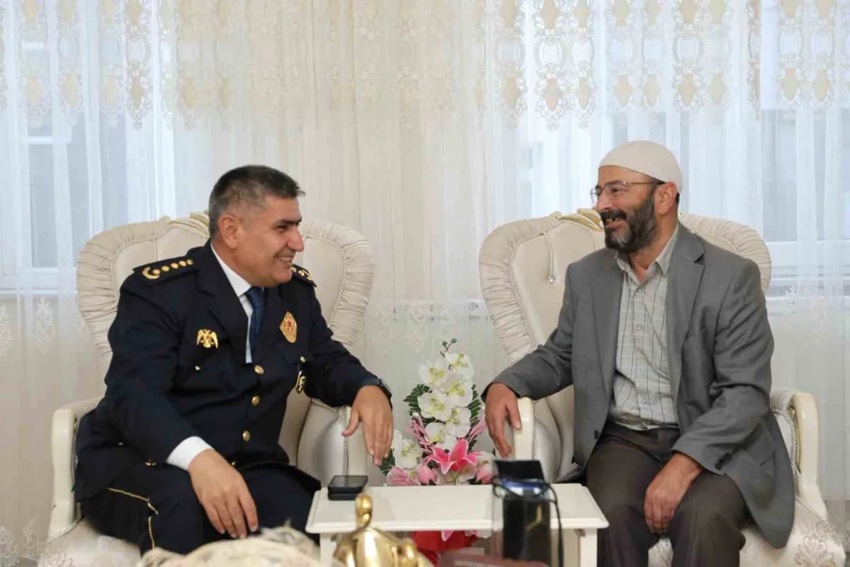 Erzurum İl Emniyet Müdürü Mahmut Ay ve eşi, şehit polis Kubilay Karaman’ın ailesini ziyaret ederken