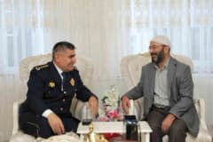 Erzurum İl Emniyet Müdürü Mahmut Ay ve eşi, şehit polis Kubilay Karaman’ın ailesini ziyaret ederken