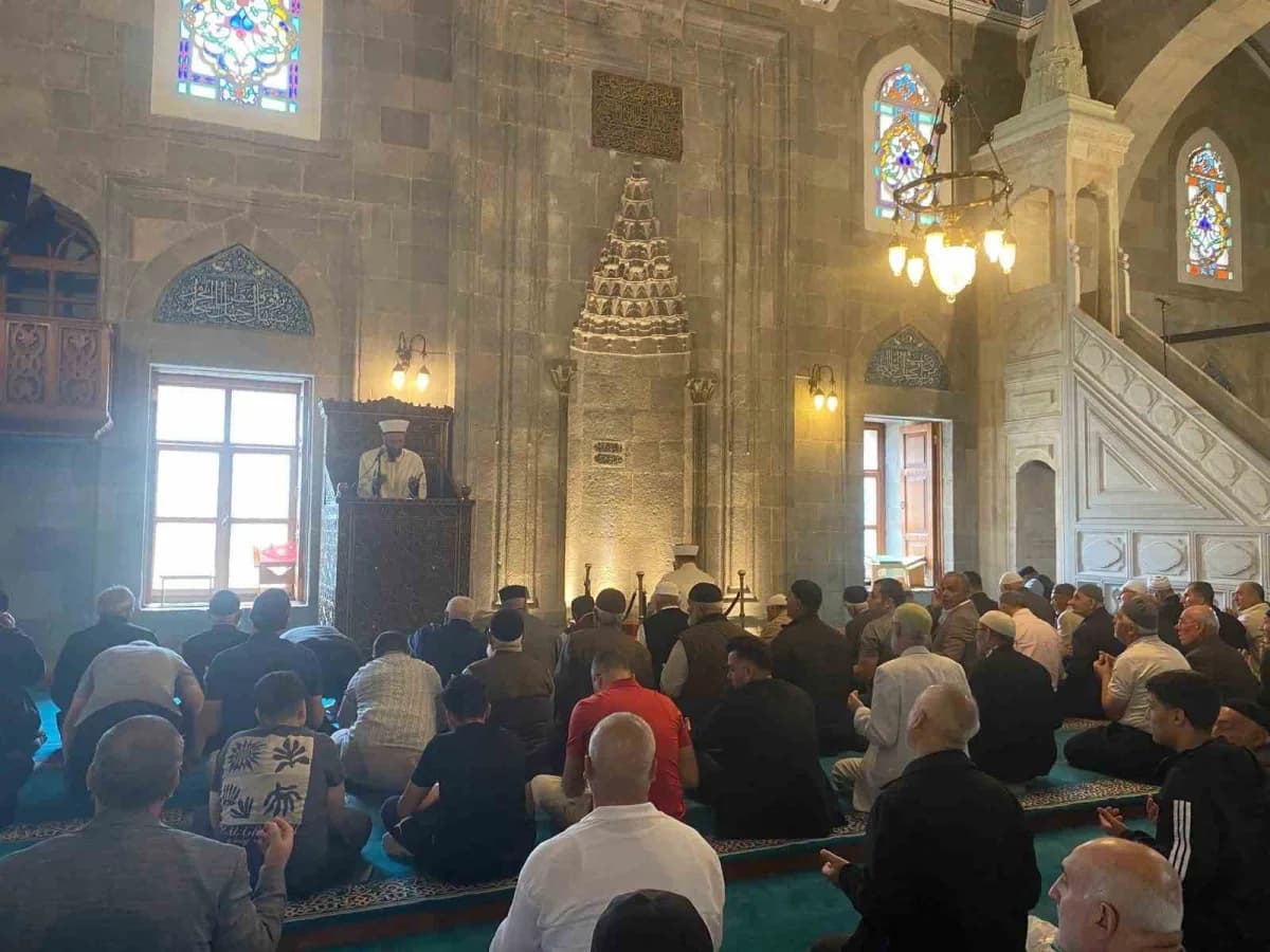Erzurum Lalapaşa Camii'nde Gaziler Günü için düzenlenen Mevlid-i Şerif programından bir kare