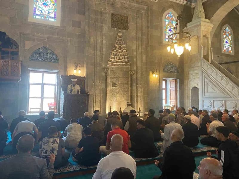 Erzurum Lalapaşa Camii'nde Gaziler Günü için düzenlenen Mevlid-i Şerif programından bir kare