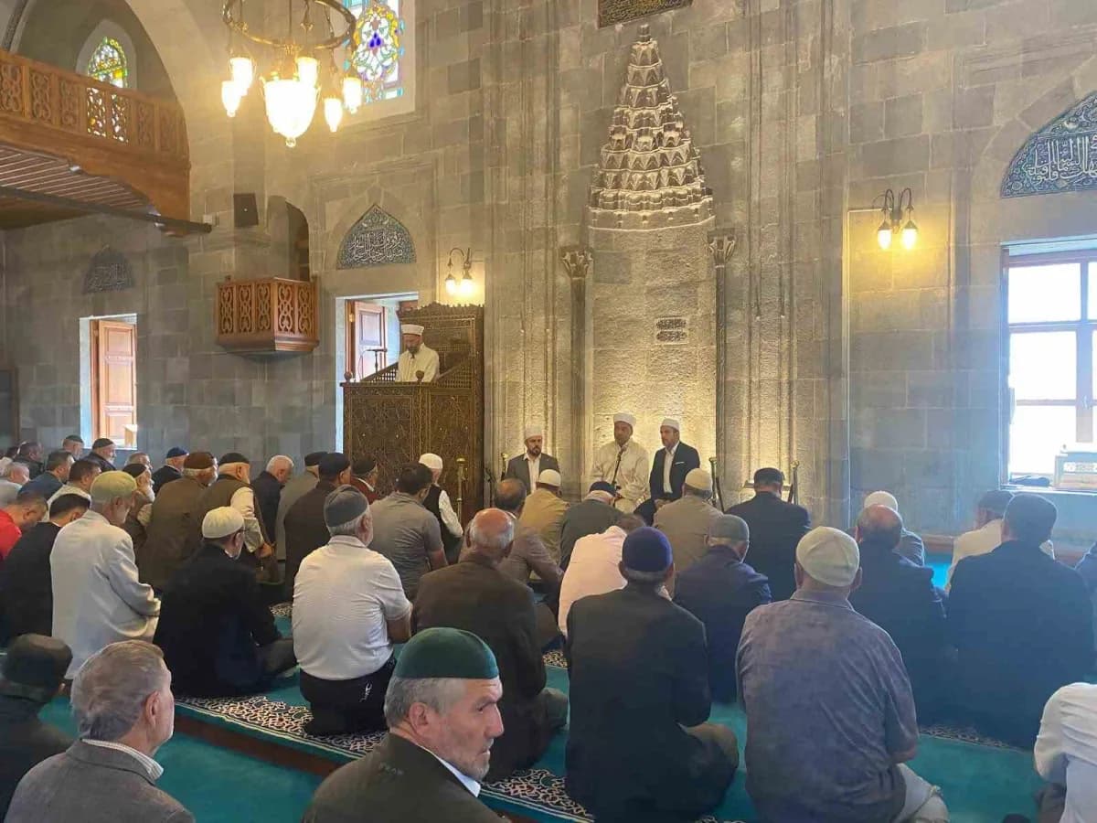 Erzurum’da Gaziler Günü vesilesiyle Lalapaşa Camii'nde düzenlenen Mevlid-i Şerif programında, aziz şehitler ve kahraman