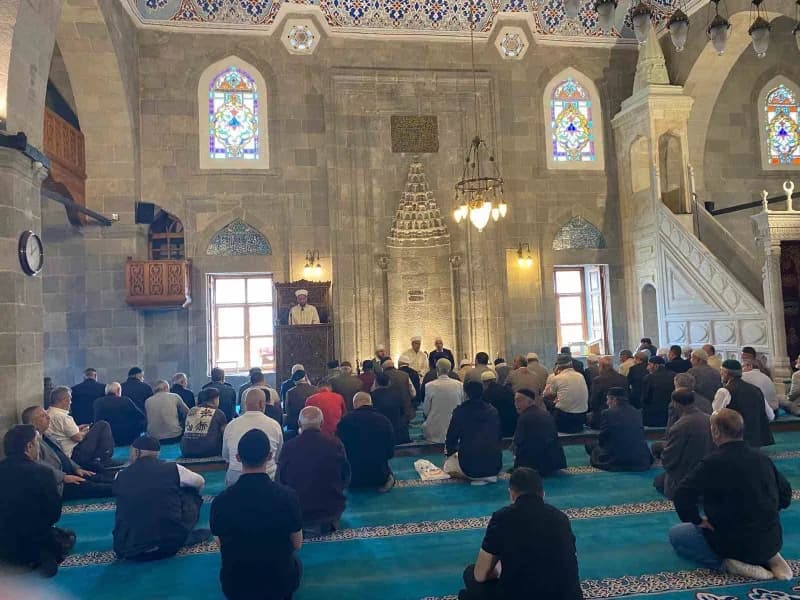 Erzurum’da Gaziler Günü vesilesiyle Lalapaşa Camii'nde düzenlenen Mevlid-i Şerif programında, aziz şehitler ve kahraman