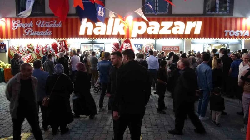 Erzurum Büyükşehir Belediyesi tarafından sosyal belediyecilik anlayışıyla hayata geçirilen Halk Pazarı Projesi’nin 15’in