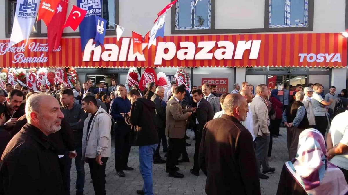 Erzurum Tosya semtinde Halk Pazarı Projesi’nin 15. şubesinin açılış töreninden bir kare