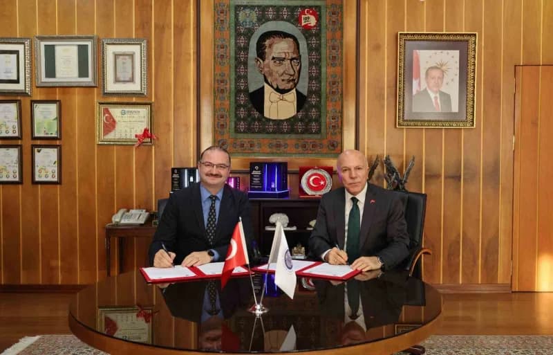 Erzurum’da Atatürk Üniversitesi ve Büyükşehir Belediyesi arasında üç yeni araştırma merkezi için imza töreni