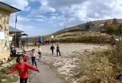 Erzurum Palandöken Börekli Köyü İlkokulu çevresinde jandarma personeline koşarak sarılan çocuklar