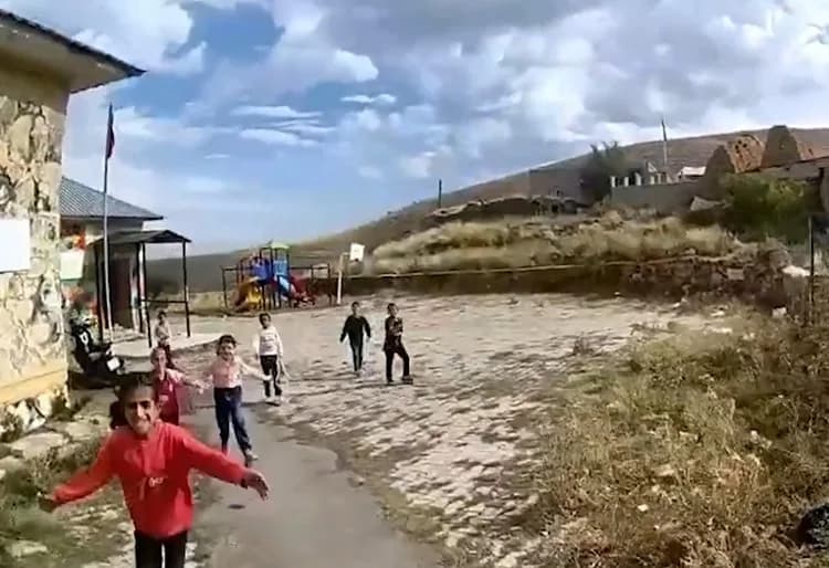 Erzurum Palandöken Börekli Köyü İlkokulu çevresinde jandarma personeline koşarak sarılan çocuklar