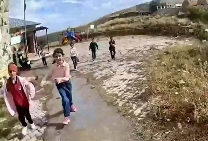 Börekli Köyü İlkokulu çevresinde emniyet ve asayiş uygulaması yürüten jandarma ekipleri, çocukların yoğun ilgisiyle karş