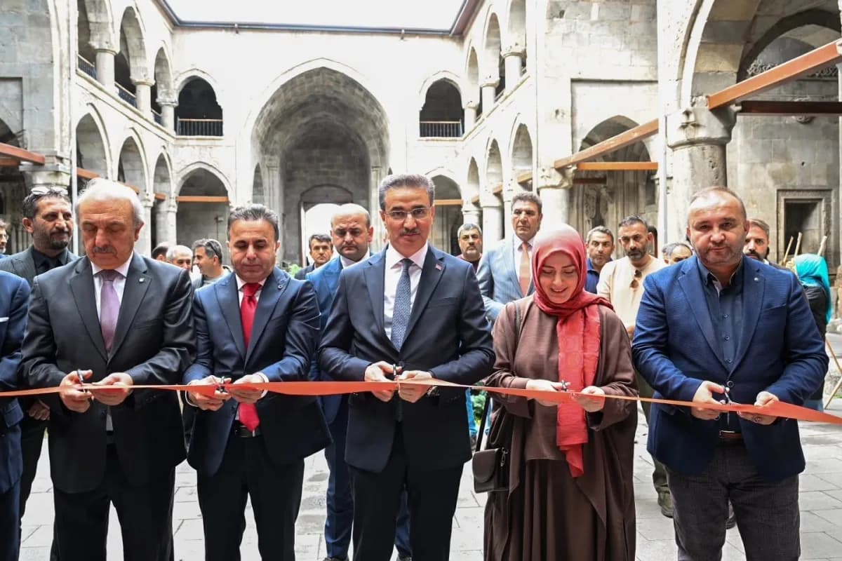 Erzurum’da sanatçı Dilek Şar ve öğrencilerinin imzasını taşıyan "Erzurum’un Kadim İzlerine Saygı" adlı karma sergi, kent