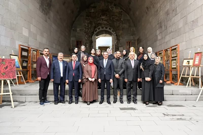 Erzurum’da sanatçı Dilek Şar ve öğrencilerinin imzasını taşıyan "Erzurum’un Kadim İzlerine Saygı" adlı karma sergi, kent