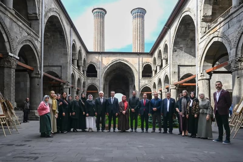 Erzurum’da sanatçı Dilek Şar ve öğrencilerinin imzasını taşıyan "Erzurum’un Kadim İzlerine Saygı" adlı karma sergi, kent