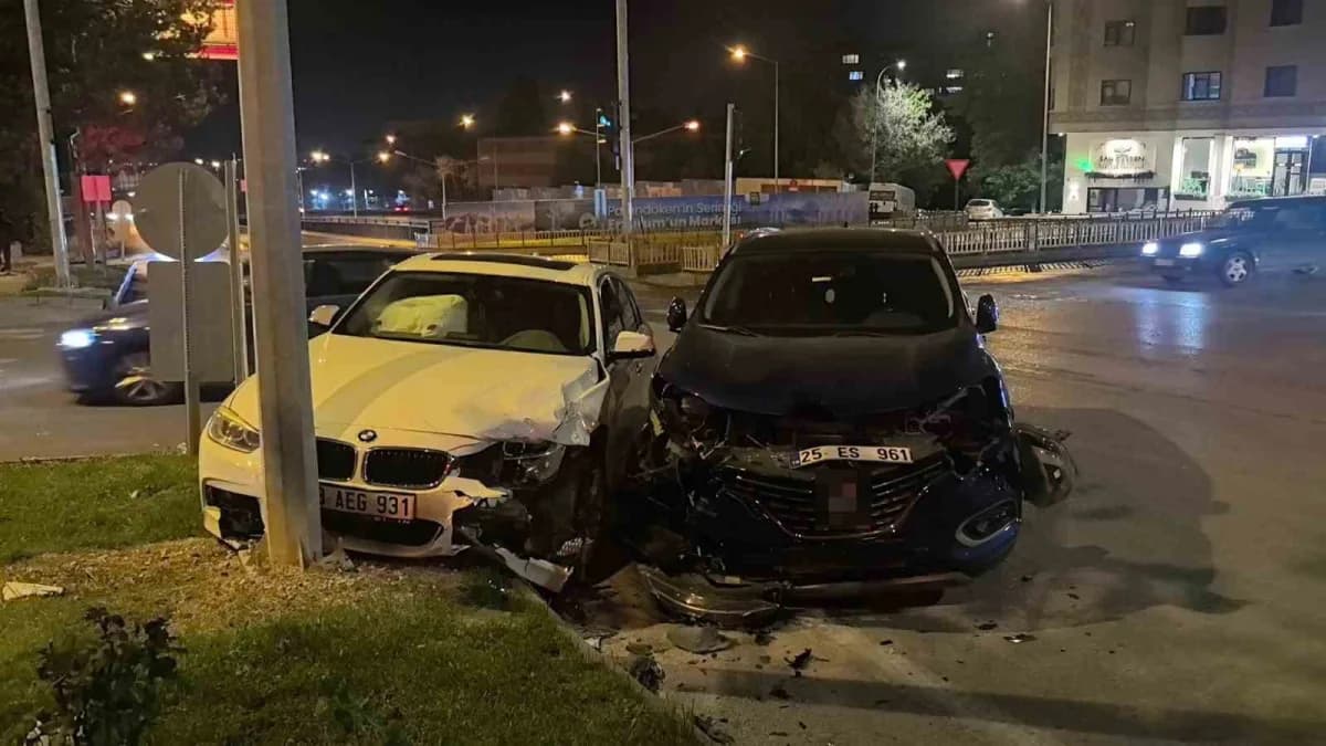 Erzurum'da iki otomobilin kavşakta çarpışması sonucu meydana gelen trafik kazasında 2 kişi yaralandı.