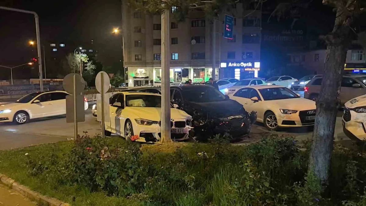 Erzurum Yakutiye ilçesinde kavşakta çarpışan iki otomobil ve olay yerine gelen sağlık ekipleri