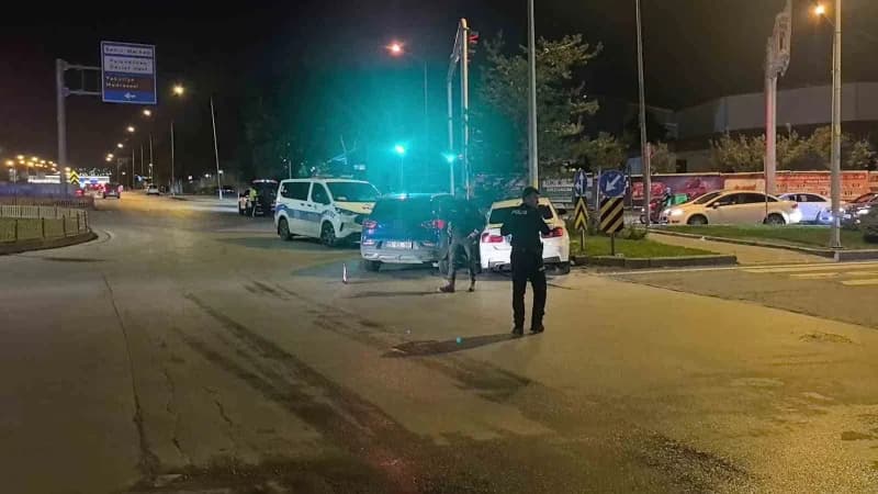 Erzurum'da iki otomobilin kavşakta çarpışması sonucu meydana gelen trafik kazasında 2 kişi yaralandı.