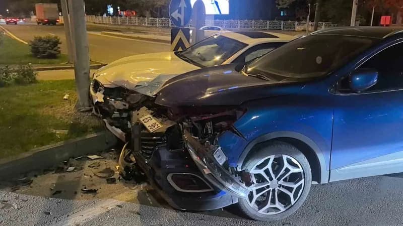 Erzurum'da iki otomobilin kavşakta çarpışması sonucu meydana gelen trafik kazasında 2 kişi yaralandı.
