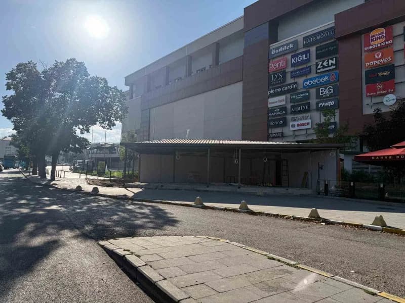 Erzurum’un Yakutiye ilçesinde bulunan MNG Alışveriş Merkezi’nin giriş kapısındaki kaldırım üzerine inşa edilen yapı, vat