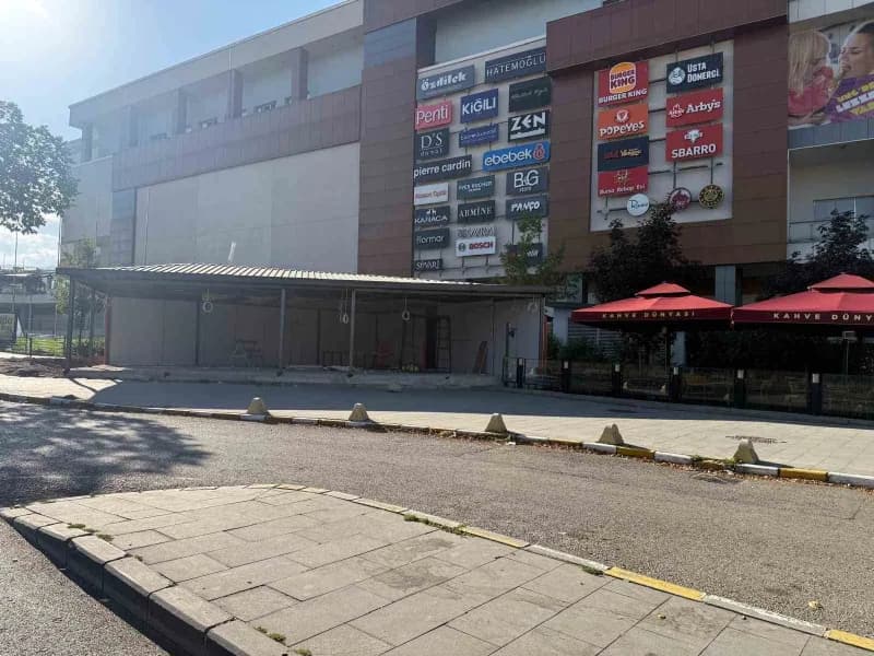 Erzurum’un Yakutiye ilçesinde bulunan MNG Alışveriş Merkezi’nin giriş kapısındaki kaldırım üzerine inşa edilen yapı, vat