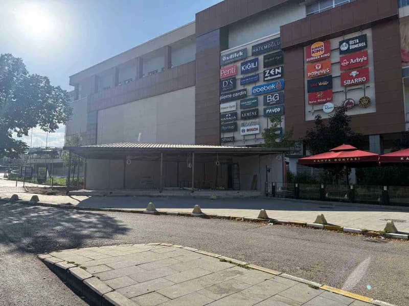 Erzurum’un Yakutiye ilçesinde bulunan MNG Alışveriş Merkezi’nin giriş kapısındaki kaldırım üzerine inşa edilen yapı, vat