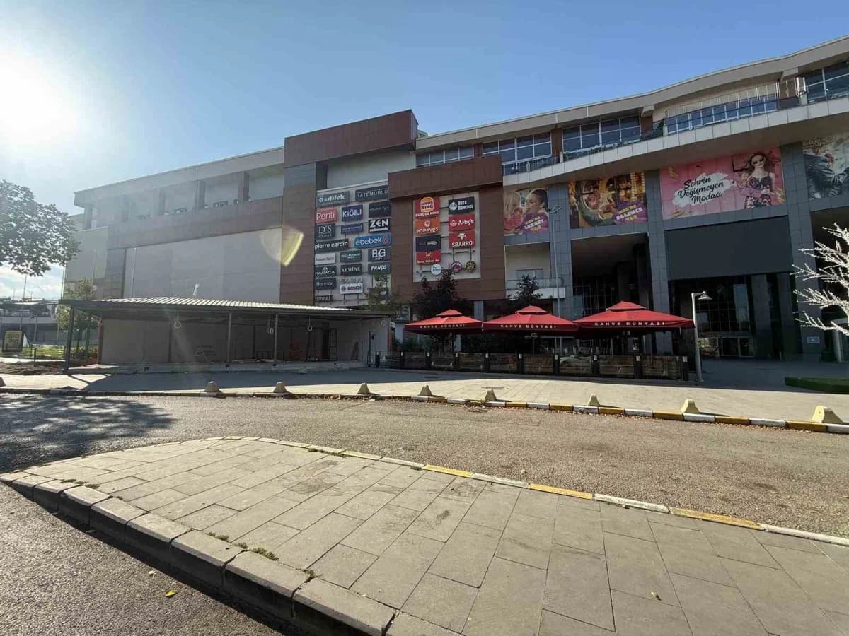Erzurum’un Yakutiye ilçesinde bulunan MNG Alışveriş Merkezi’nin giriş kapısındaki kaldırım üzerine inşa edilen yapı, vat
