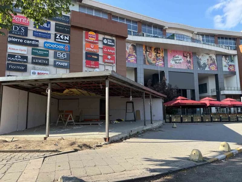 Erzurum’un Yakutiye ilçesinde bulunan MNG Alışveriş Merkezi’nin giriş kapısındaki kaldırım üzerine inşa edilen yapı, vat