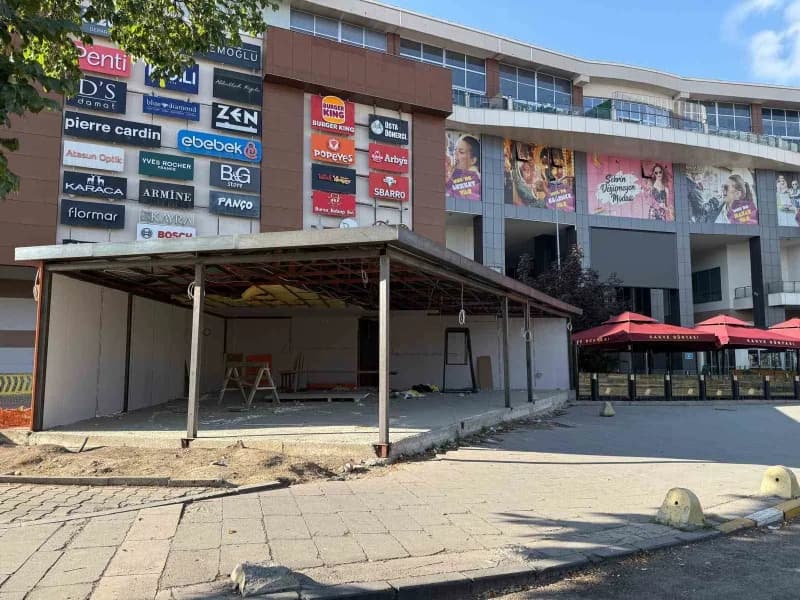 Erzurum Yakutiye ilçesinde MNG AVM giriş kapısındaki kaldırım üzerine inşa edilen yapı ve çevresindeki yaya trafiği