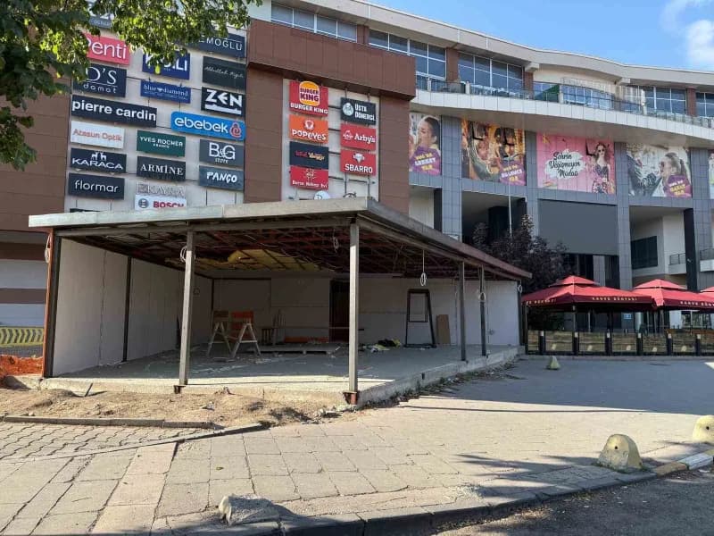 Erzurum’un Yakutiye ilçesinde bulunan MNG Alışveriş Merkezi’nin giriş kapısındaki kaldırım üzerine inşa edilen yapı, vat
